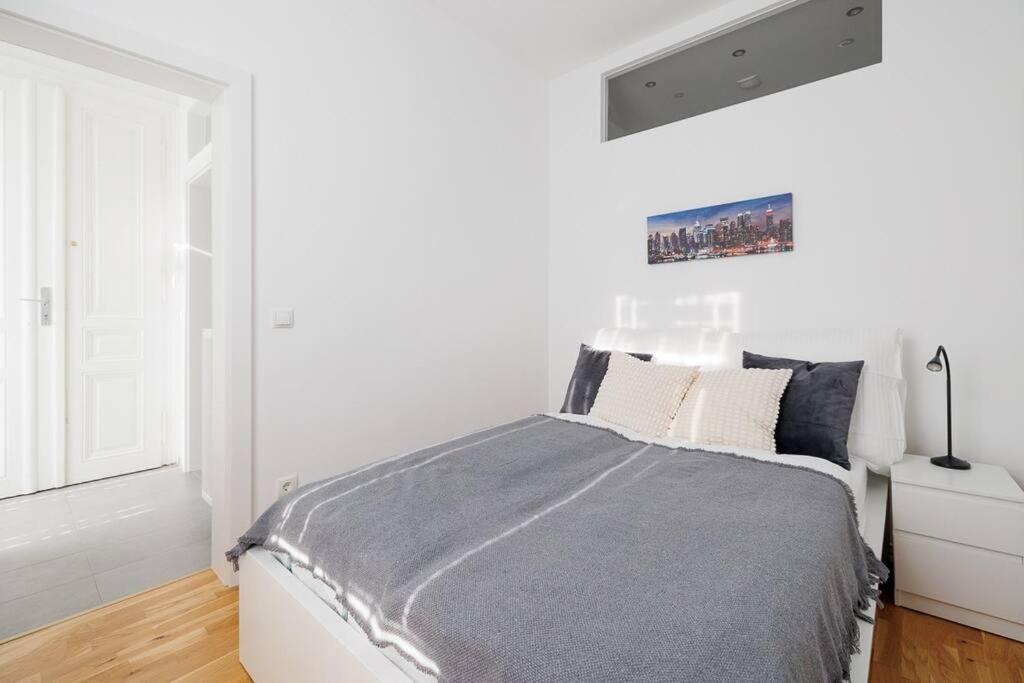 Modern - Netflix 2 Bedroom Apartament
